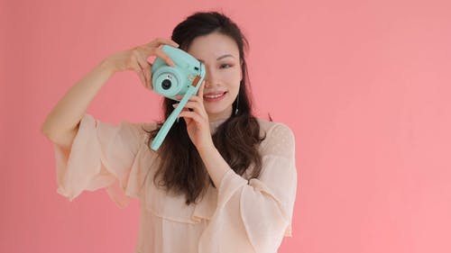 有关instax, 人, 握住的免费素材视频