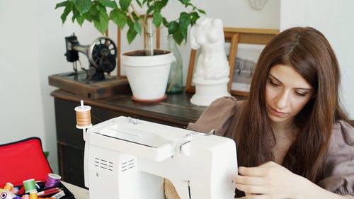 有关咖啡色头发的女人, 坐, 女人的免费素材视频