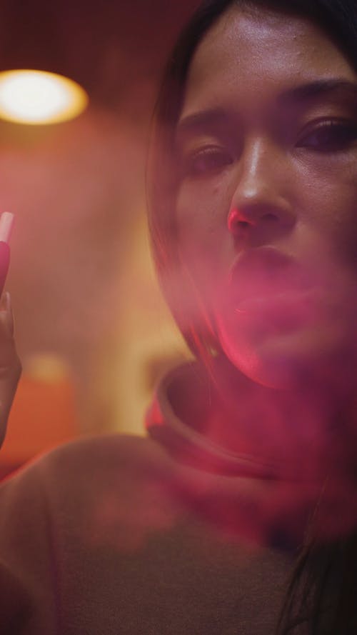 有关垂直视频, 女人, 抽烟的免费素材视频