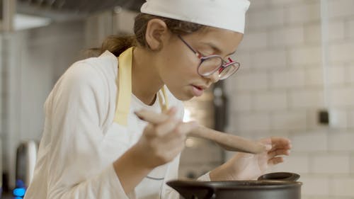 有关口感, 女孩, 室内的免费素材视频