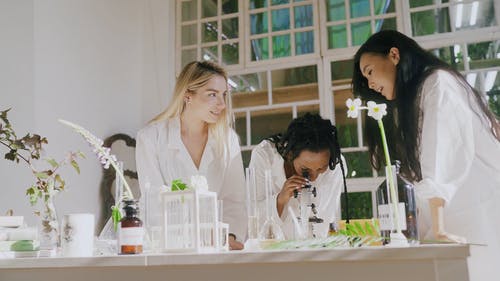 有关多样化, 女性, 实验室玻璃器皿的免费素材视频