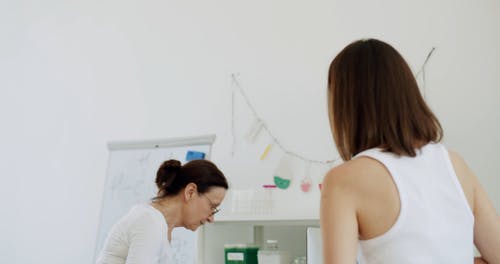 有关女性, 实验服, 室内的免费素材视频