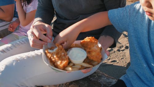 一个男孩吃炸薯条的特写视图 · 免费素材视频