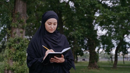 有关女人, 写作, 穆斯林的免费素材视频