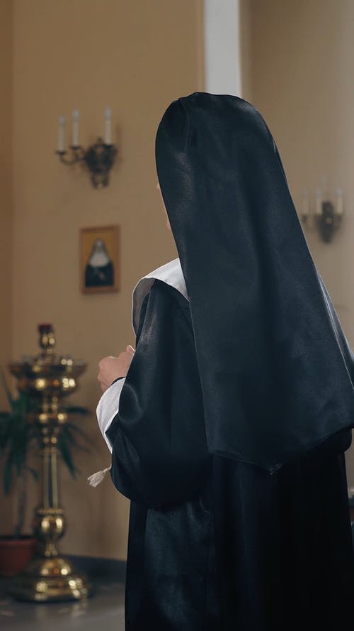 有关修女服, 制服, 垂直视频的免费素材视频