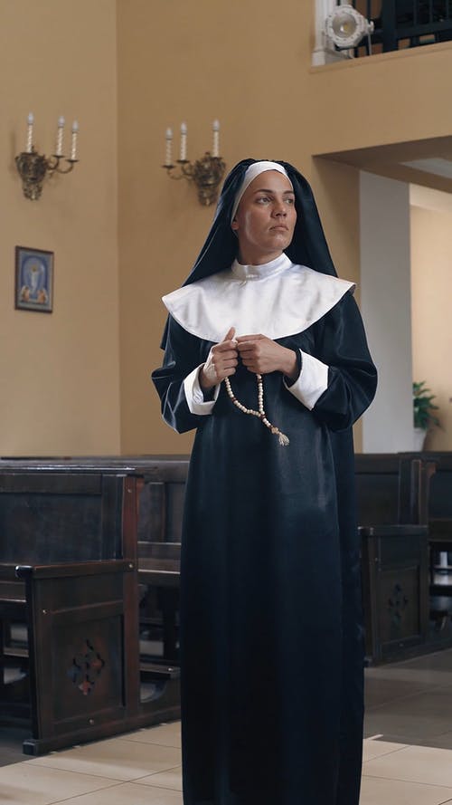 有关修女服, 制服, 垂直视频的免费素材视频