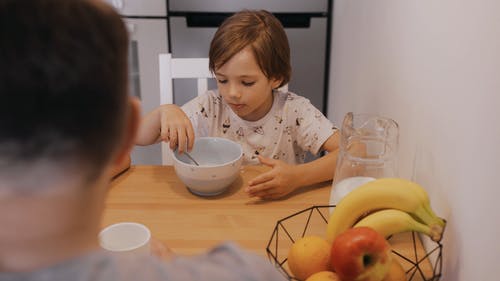 有关在家, 坐, 孩子的免费素材视频