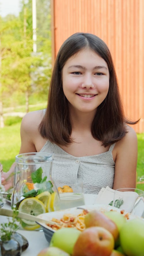 有关垂直视频, 女孩, 家庭聚餐的免费素材视频