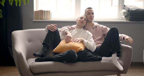 有关一对, 同性, 坐的免费素材视频