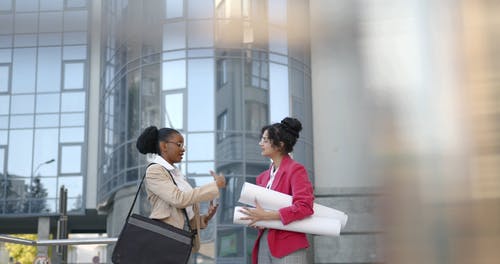 有关女性, 户外, 会话的免费素材视频