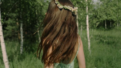 有关咖啡色头发的女人, 夏天, 头饰的免费素材视频