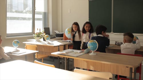 两个女孩走进教室 · 免费素材视频