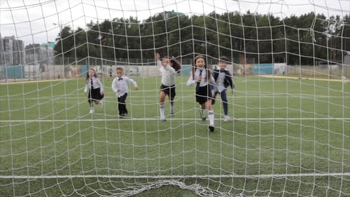 孩子们跑向足球网 · 免费素材视频