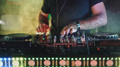 有关DJ混音器, 人, 唱盘的免费素材视频