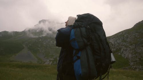 有关天性, 山, 徒步旅行者的免费素材视频