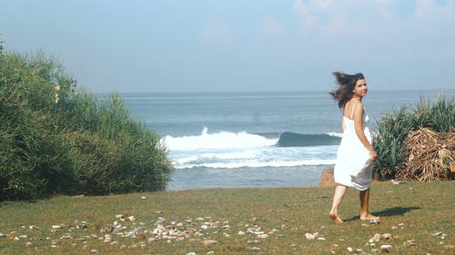 有关女人, 年轻, 撞击波浪的免费素材视频