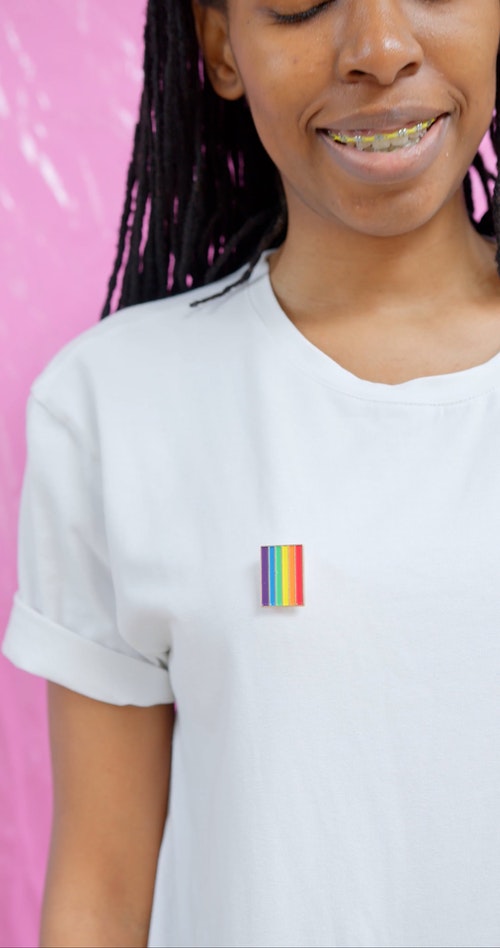 衬衫上有彩虹别针的女人 · 免费素材视频