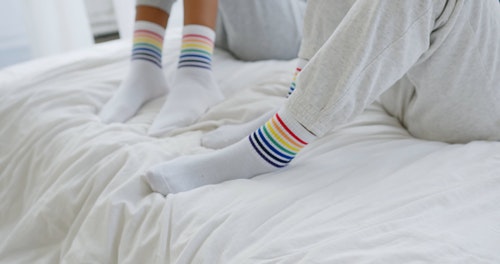 两个人穿着彩虹色的袜子 · 免费素材视频