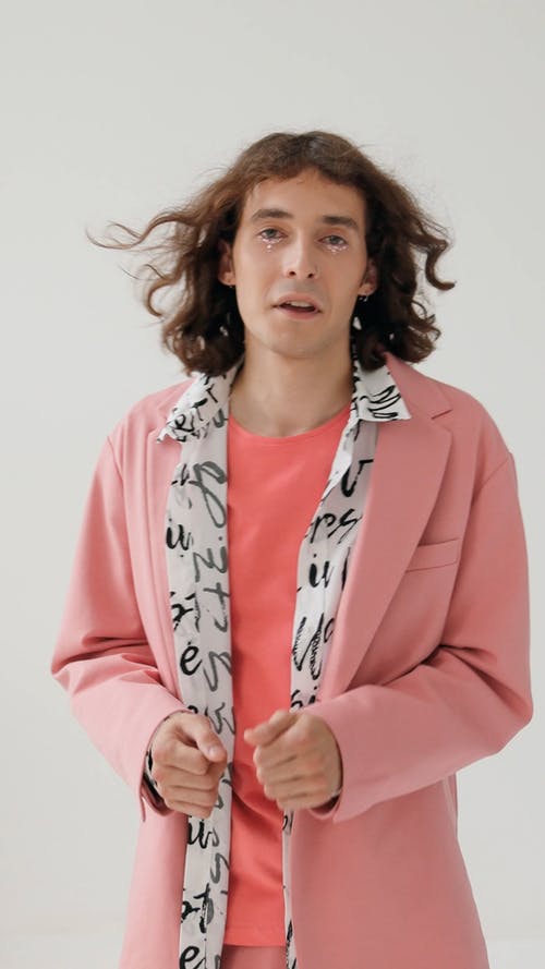 一个穿着粉红色西装外套跳舞的男人 · 免费素材视频