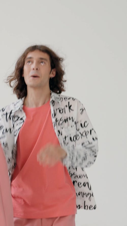 穿着粉红色西装外套的俏皮男人 · 免费素材视频