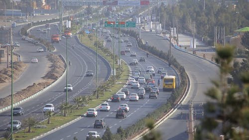 公路交通流量鸟瞰图 · 免费素材视频