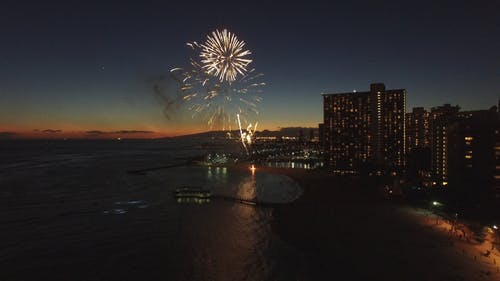 烟花在海洋附近的镜头 · 免费素材视频