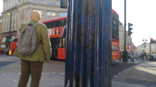 在伦敦街头的混凝土岗位 · 免费素材视频