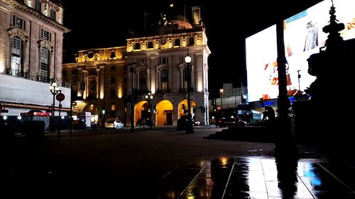 电子广告牌的巨型屏幕照亮了一条街 · 免费素材视频