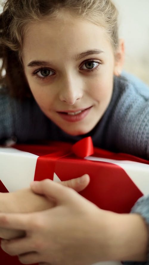 一个女孩抓住她的礼物盒 · 免费素材视频