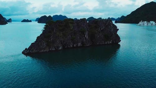 小船在海上的无人机画面 · 免费素材视频