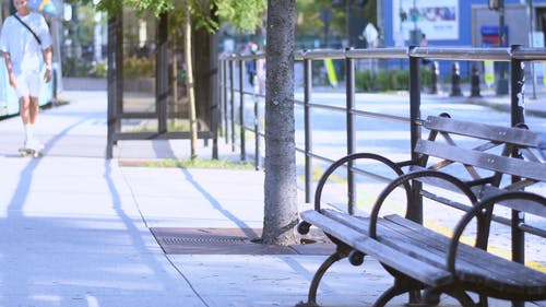 年轻的滑板手停止坐在长椅上 · 免费素材视频