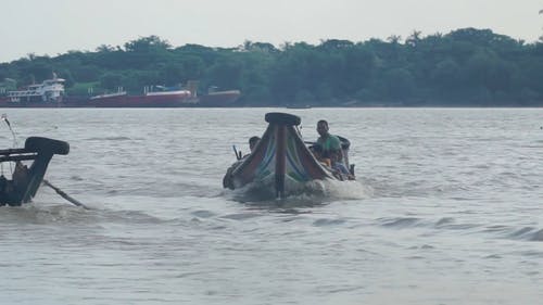 两艘船与乘客过海旅行 · 免费素材视频