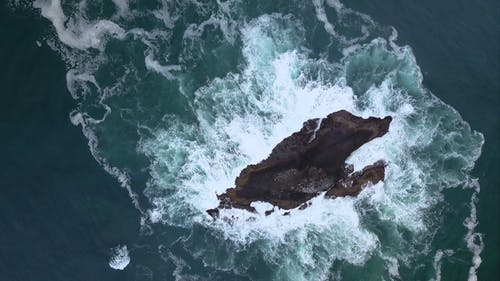 在大海中间的岩石的顶视图镜头 · 免费素材视频