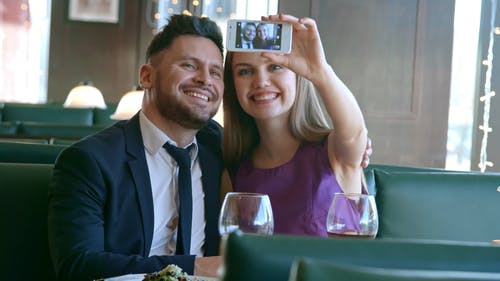 一对订婚的夫妇使用智能手机拍摄自己的视频 · 免费素材视频