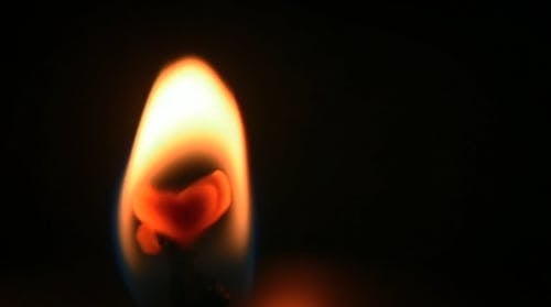 一支点燃的蜡烛的特写视图 · 免费素材视频