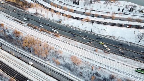 在道路上行驶的车辆的鸟瞰图 · 免费素材视频