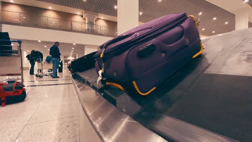等待行李的人的镜头 · 免费素材视频