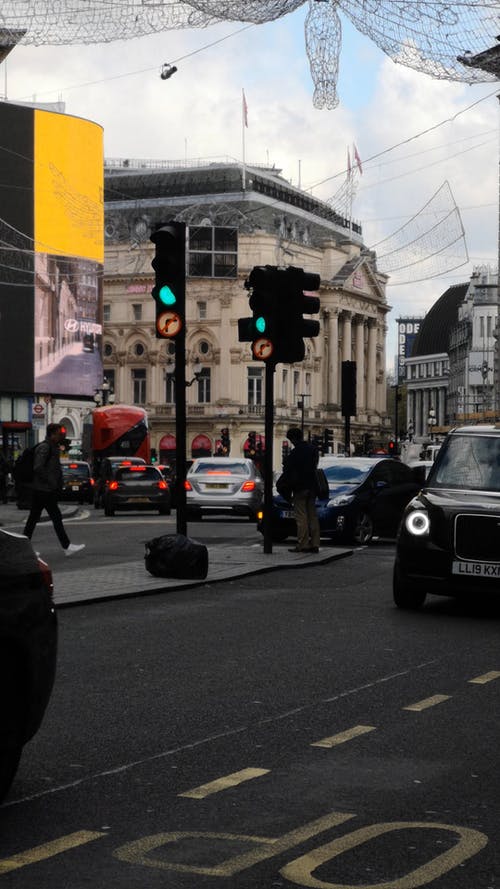 一个人在街的中间岛拍照伦敦地标 · 免费素材视频