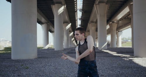 有关人, 可塑性, 在桥下的免费素材视频
