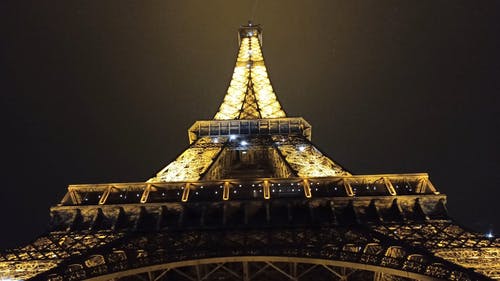 晚上在埃菲尔铁塔上的灯光显示 · 免费素材视频