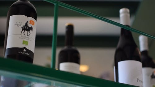 一瓶葡萄酒和眼镜放在一个多用途的金属架子上 · 免费素材视频