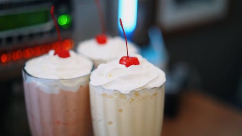 三高杯奶昔与奶油和樱桃浇头 · 免费素材视频
