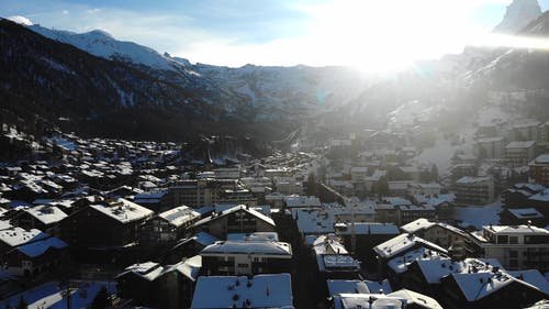 以滑雪胜地而闻名的山区小镇的无人机画面 · 免费素材视频