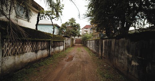 通往房屋的未铺砌道路 · 免费素材视频