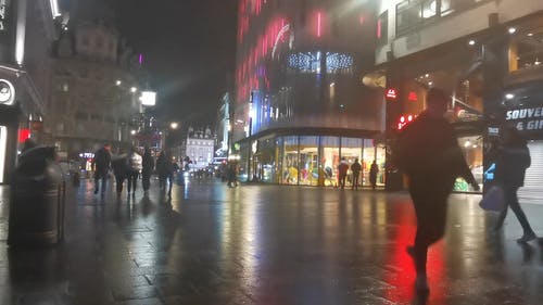 晚上在伦敦购物中心沿街上行走的人 · 免费素材视频