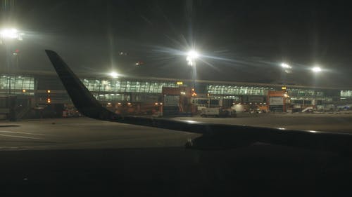 夜间机场停机坪的视图 · 免费素材视频