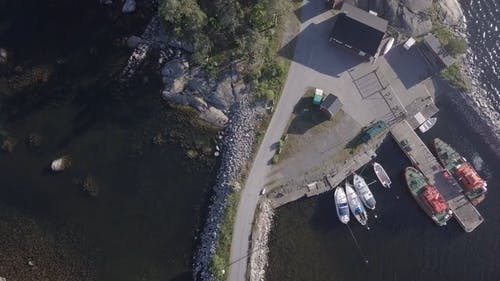 在岛上的一个码头的无人机画面 · 免费素材视频