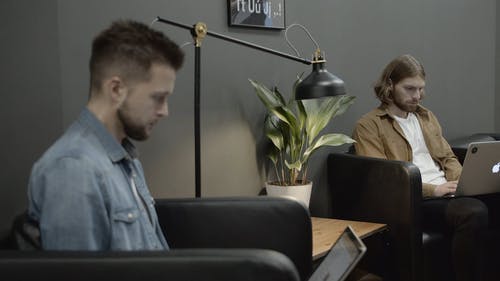 两名男子和他们的笔记本电脑一起工作 · 免费素材视频