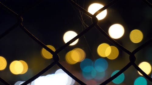 城市和机动车的灯作为背景的焦点镜头 · 免费素材视频