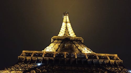 晚上在埃菲尔铁塔上的灯光显示 · 免费素材视频